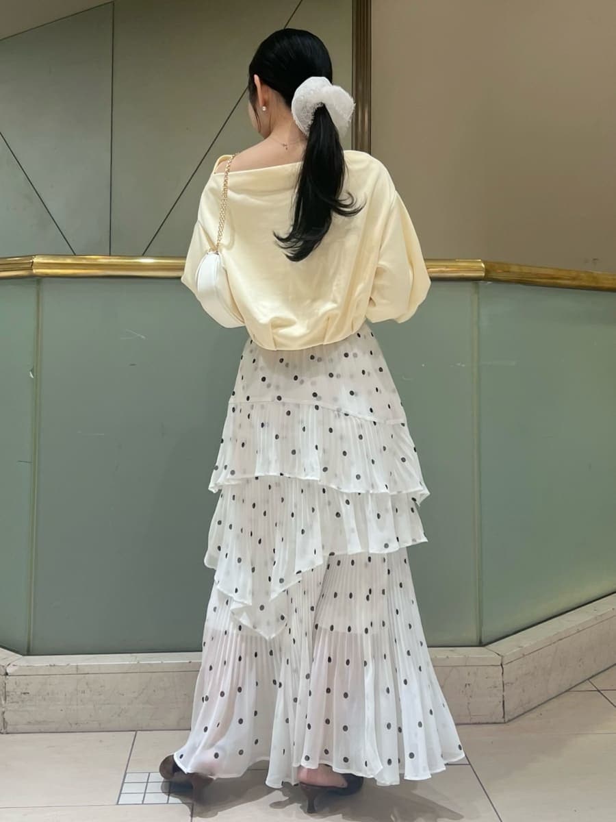 その他のスカート、イエロー系のスウェット、ブラウン系のパンプスを着用したレディースの春コーディネートの4枚目の写真