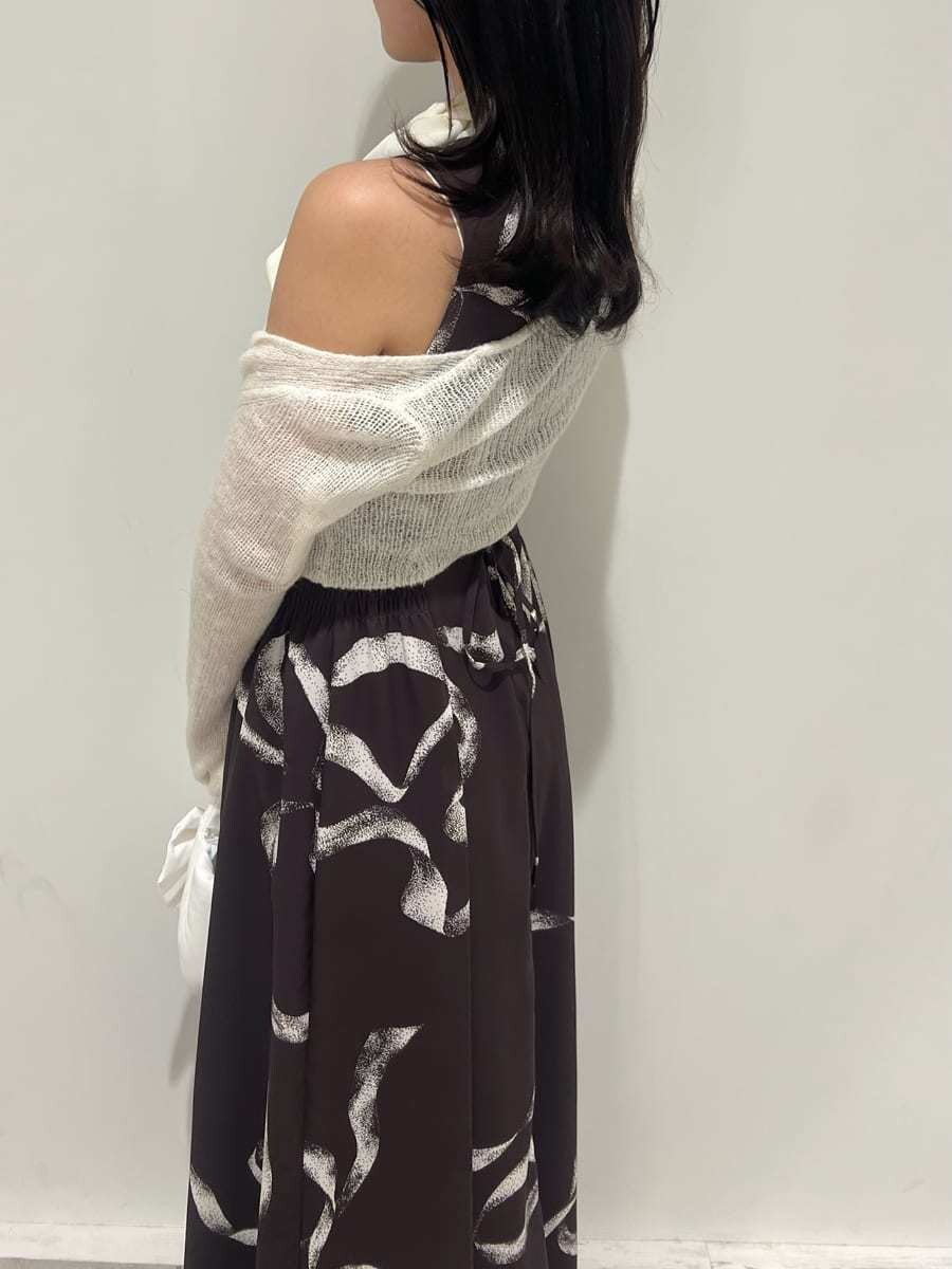 ブラウン系のブーツ、ブラウン系のワンピースを着用したレディースの冬コーディネートの5枚目の写真