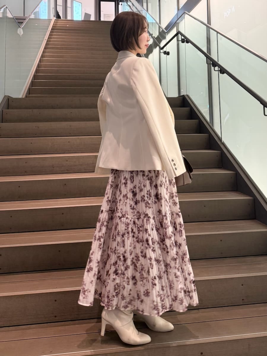 ピンク系のワンピース、ホワイト系のテーラードジャケット、ブラウン系のハンドバッグを着用したレディースの冬コーディネートの9枚目の写真