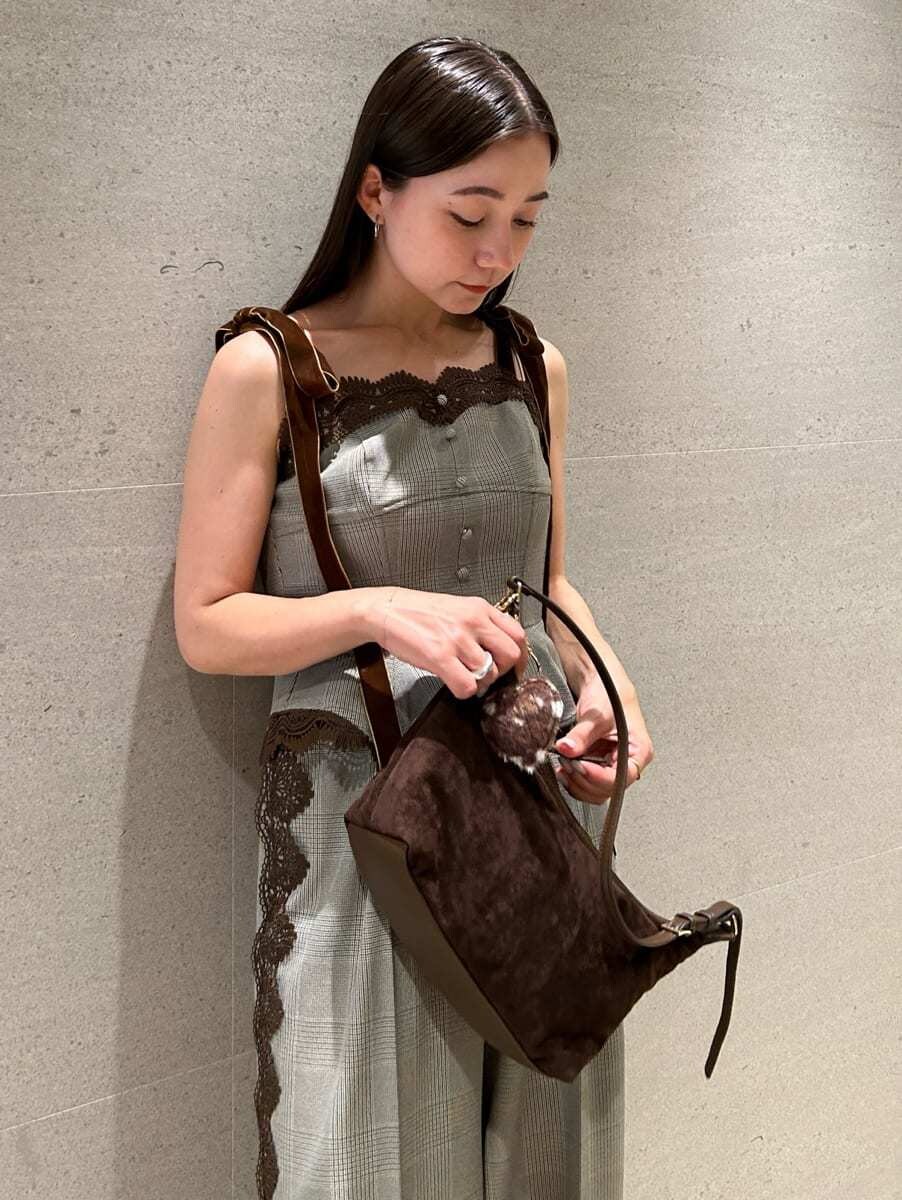 その他のその他パンツ、その他のその他トップス、ブラウン系のサンダルを着用したレディースの夏コーディネートの2枚目の写真