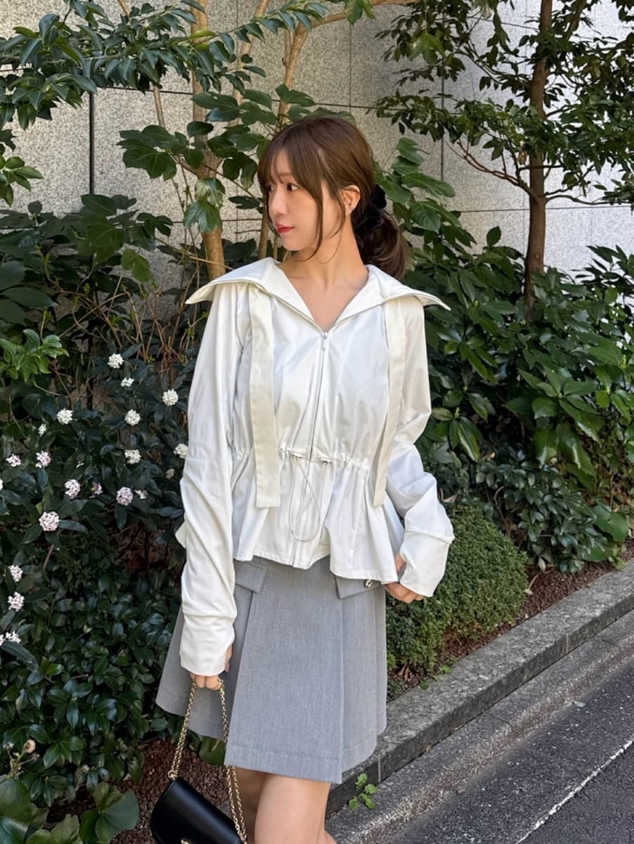 グレー系のスカート、ブラック系のキャミソール、ブラック系のショルダーバッグを着用したレディースの春コーディネートの7枚目の写真