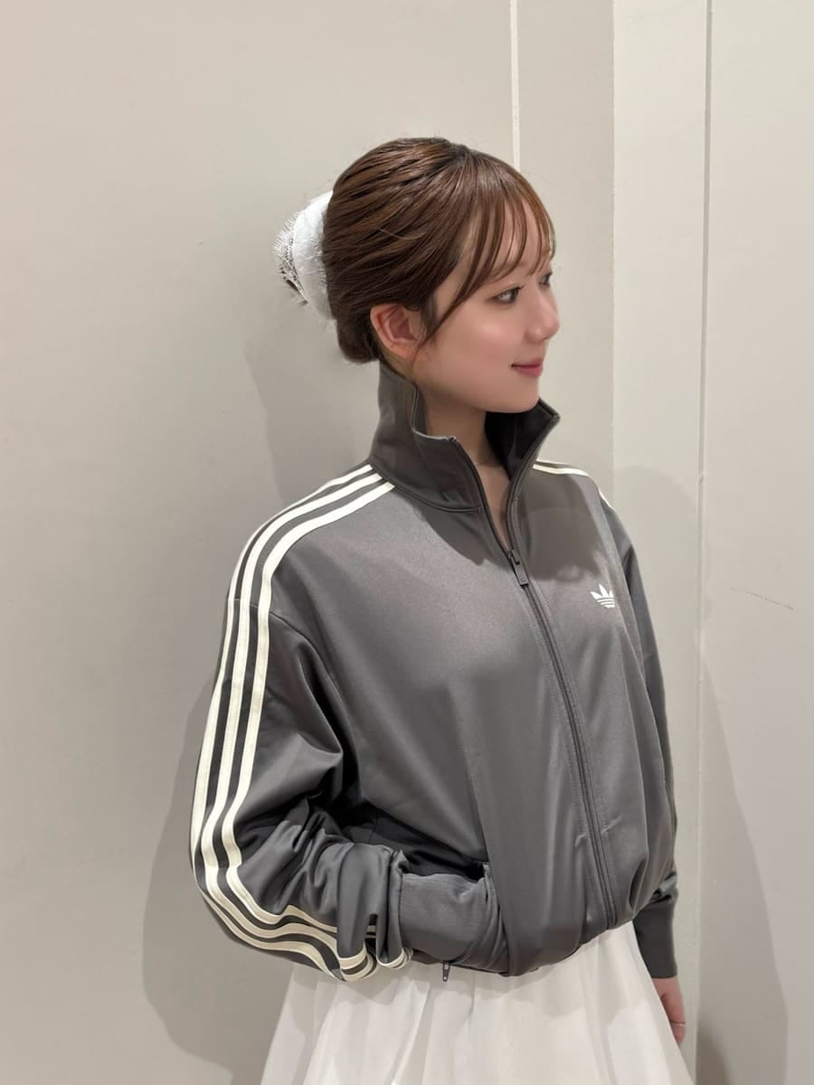 ホワイト系のスカート、ホワイト系のボストンバッグ、その他のスニーカーを着用したレディースの春コーディネートの4枚目の写真