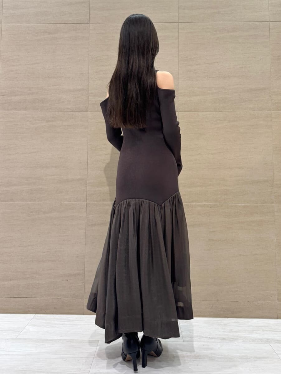 ブラック系のブーツ、ブラウン系のワンピースを着用したレディースの秋コーディネートの5枚目の写真