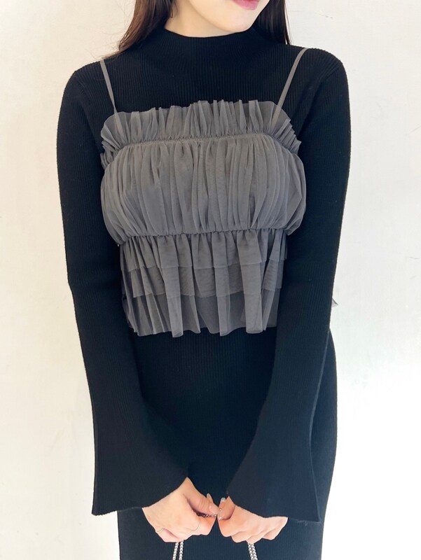 ブラック系のワンピース、ブラック系のブーツ、ベージュ系のショルダーバッグを着用したレディースの秋コーディネートの6枚目の写真