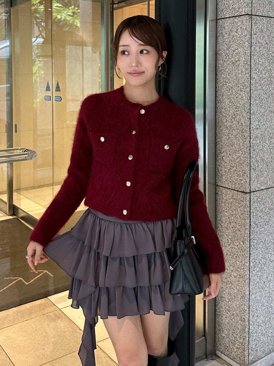 レッド系のテーラードジャケット、グレー系のその他パンツ、ブラック系のブーツを着用したレディースの秋コーディネートの2枚目の写真