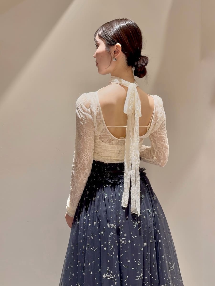 ホワイト系のTシャツ/カットソー、ブルー系のスカート、その他のパンプスを着用したレディースの夏コーディネートの5枚目の写真