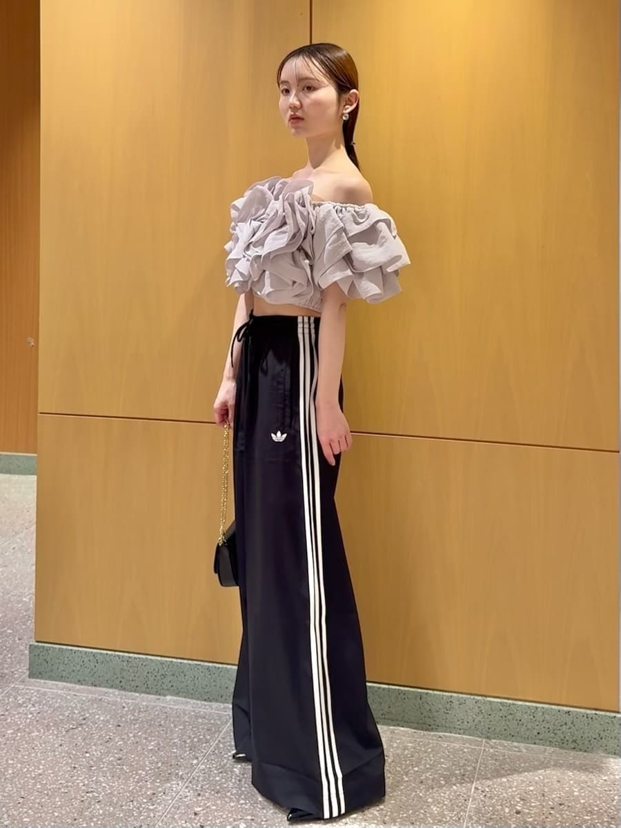 グレー系のシャツ/ブラウス、ブラック系のその他パンツ、ブラック系のショルダーバッグを着用したレディースの春コーディネートの2枚目の写真