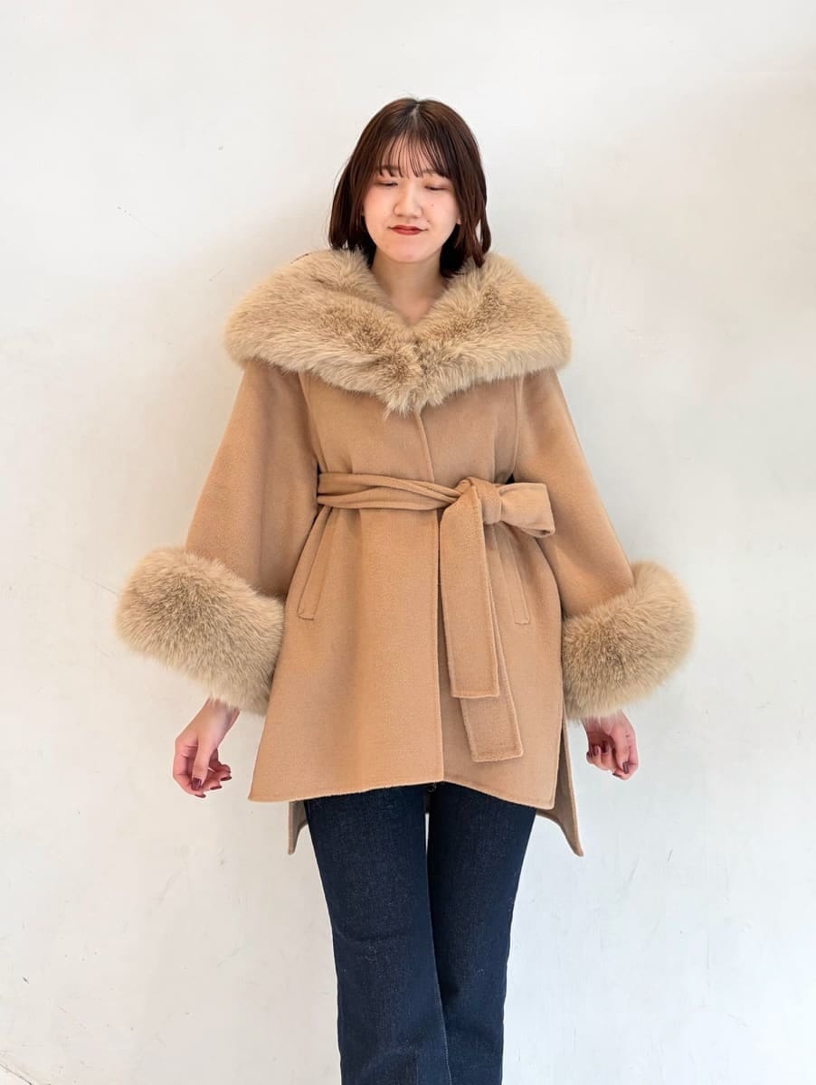 ブルー系のその他パンツ、グレー系のニット/セーターを着用したレディースの冬コーディネートの3枚目の写真