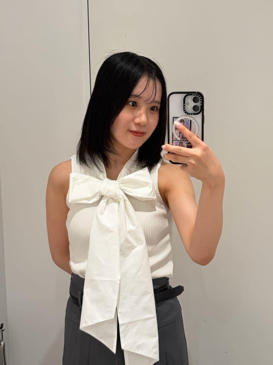 グレー系のスカート、ホワイト系のTシャツ/カットソー、ブラック系のサンダルを着用したレディースの夏コーディネートの5枚目の写真