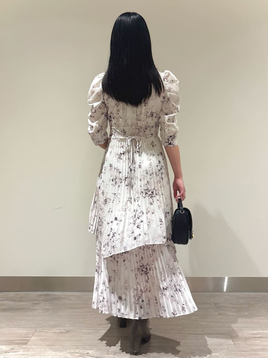 ホワイト系のブルゾン、ブラック系のハンドバッグ、ホワイト系のワンピースを着用したレディースの秋コーディネートの6枚目の写真