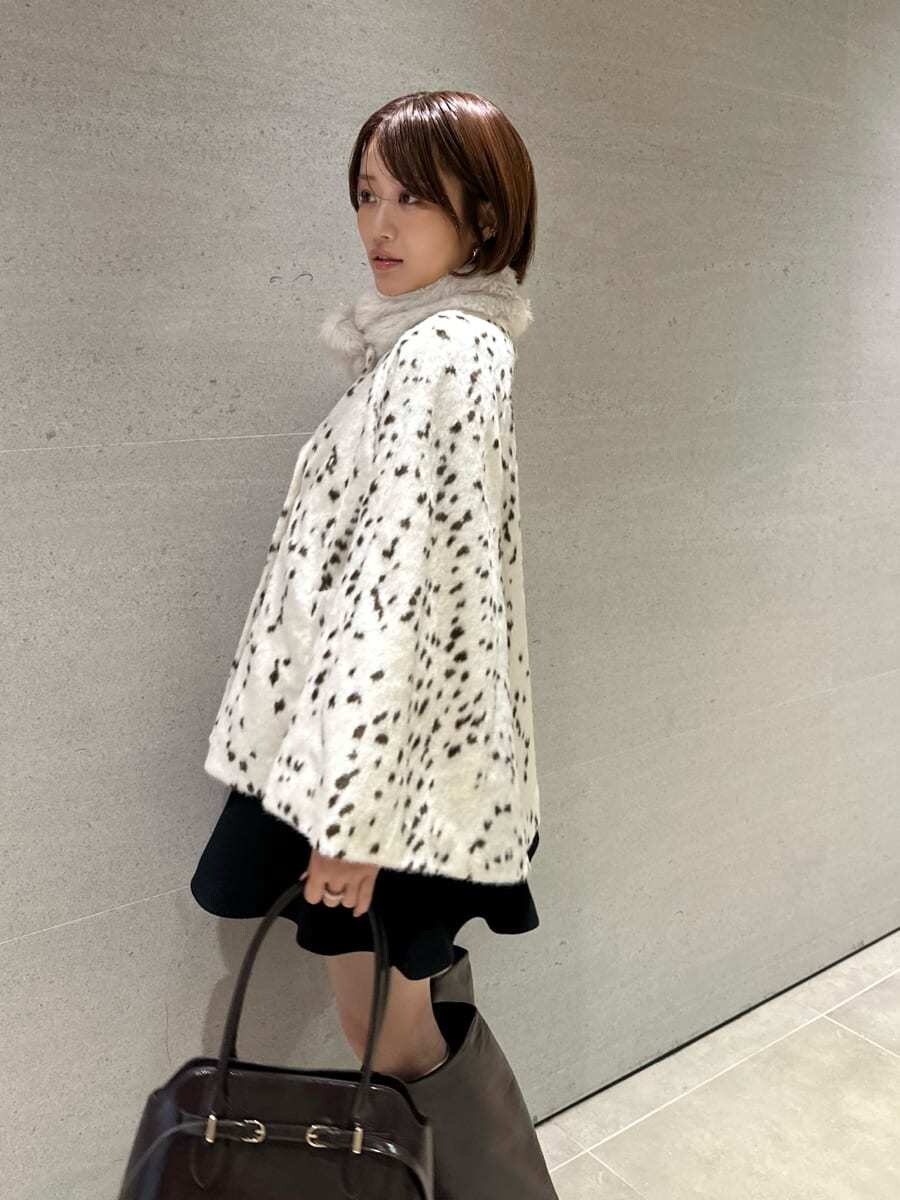 その他のチェスターコート、ブラック系のその他パンツ、ホワイト系のTシャツ/カットソーを着用したレディースの秋コーディネートの2枚目の写真
