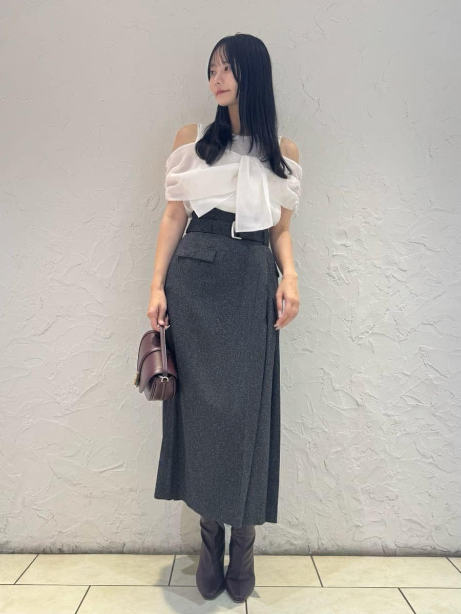 ホワイト系のTシャツ/カットソー、グレー系のスカート、レッド系のブーツを着用したレディースの夏コーディネートの4枚目の写真