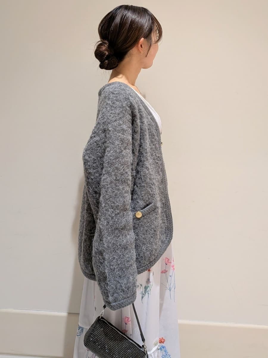 グレー系のワンピース、グレー系のノーカラージャケットを着用したレディースの冬コーディネートの4枚目の写真