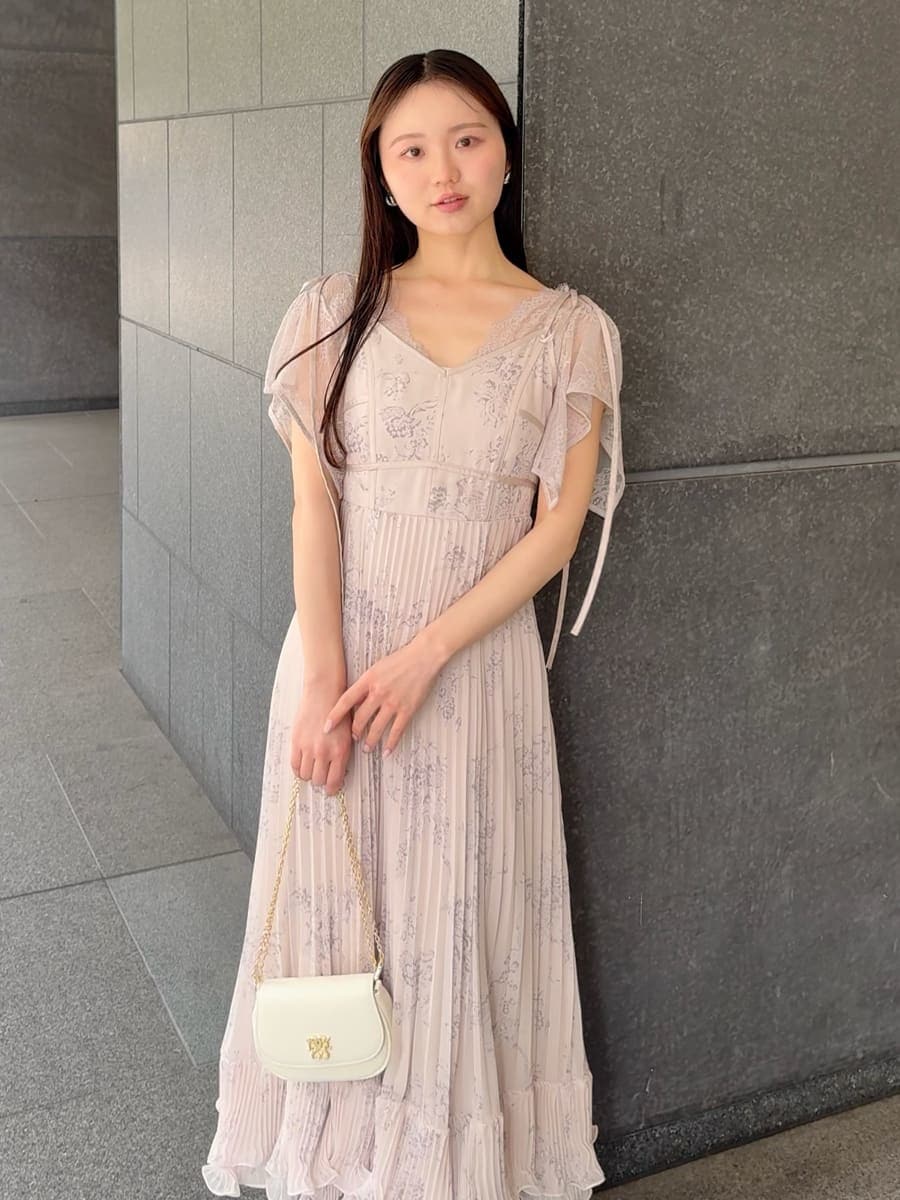 ブラウン系のパンプス、ホワイト系のショルダーバッグを着用したレディースの春コーディネートの4枚目の写真