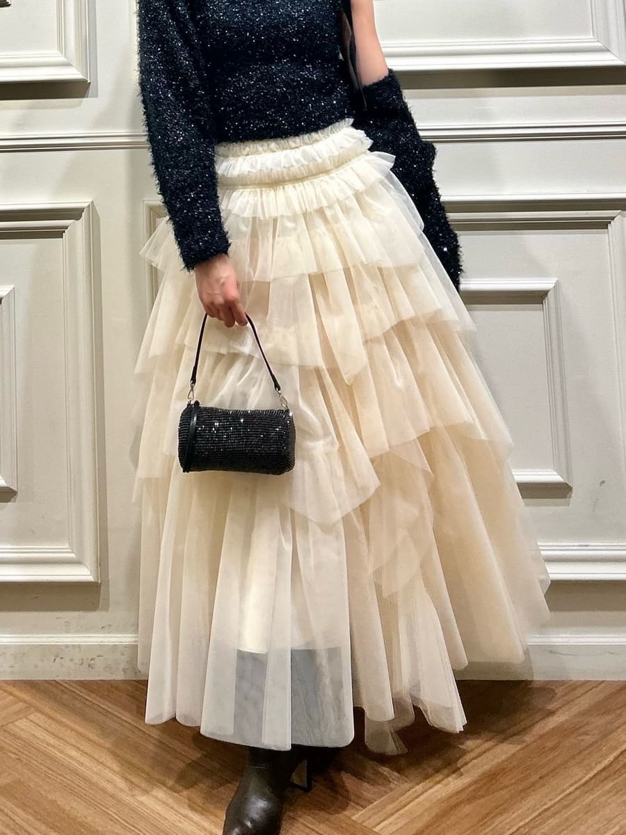 ブラック系のニット/セーター、ゴールド系のピアス（両耳用）を着用したレディースの冬コーディネートの5枚目の写真