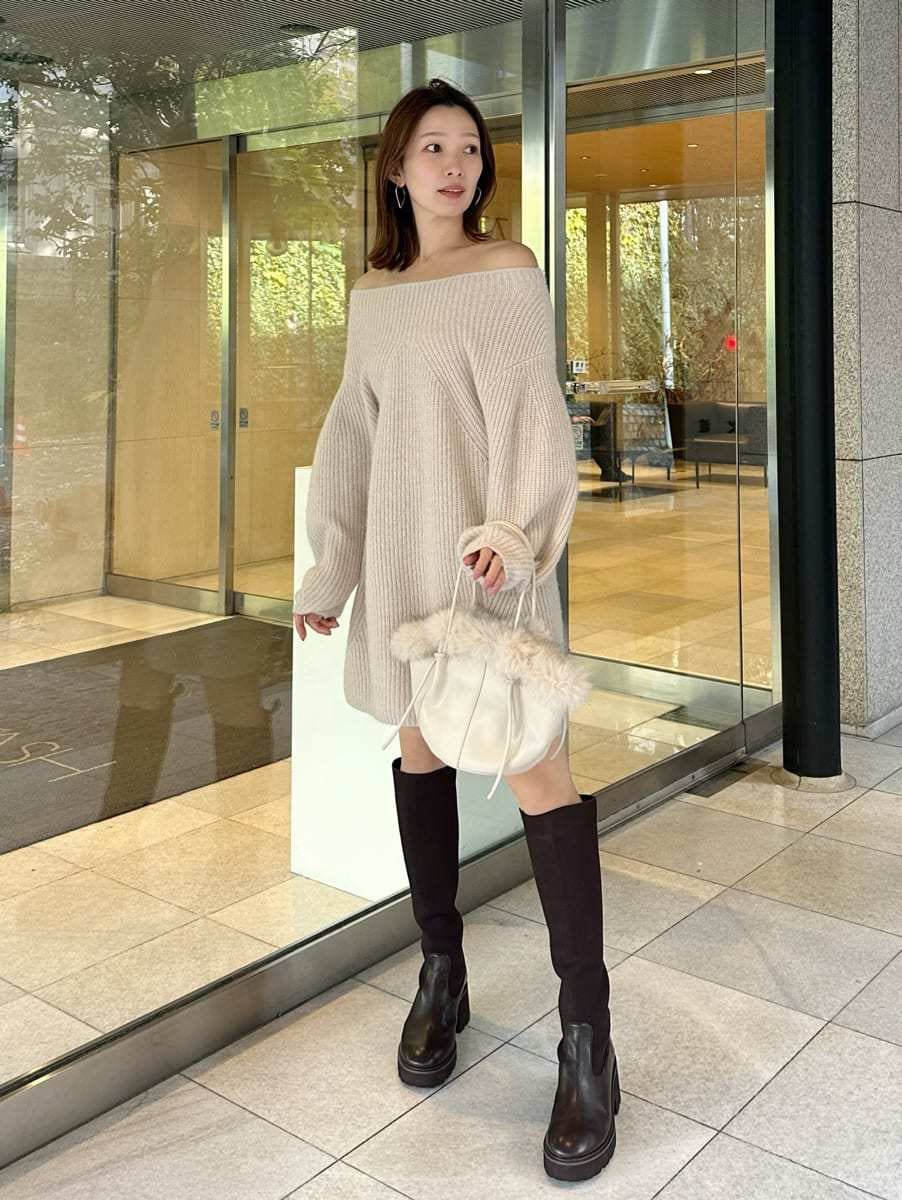 ホワイト系のハンドバッグ、ベージュ系のワンピースを着用したレディースの冬コーディネートの8枚目の写真
