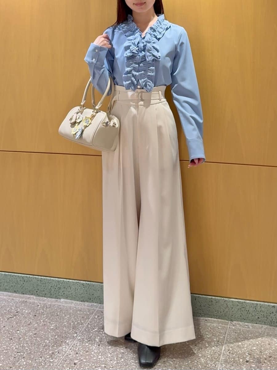 ブルー系のシャツ/ブラウス、ホワイト系のその他パンツ、ホワイト系のボストンバッグを着用したレディースの冬コーディネートの5枚目の写真