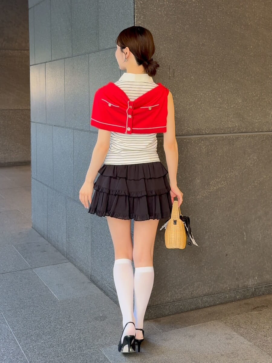 ブラック系のかごバッグ、その他のTシャツ/カットソー、レッド系のカーディガン/ボレロを着用したレディースの夏コーディネートの4枚目の写真