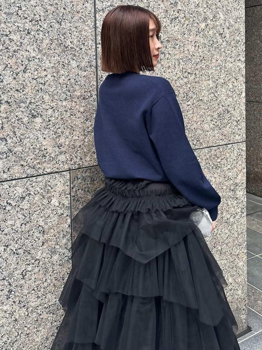 ブラック系のブーツ、ブルー系のニット/セーターを着用したレディースの冬コーディネートの9枚目の写真