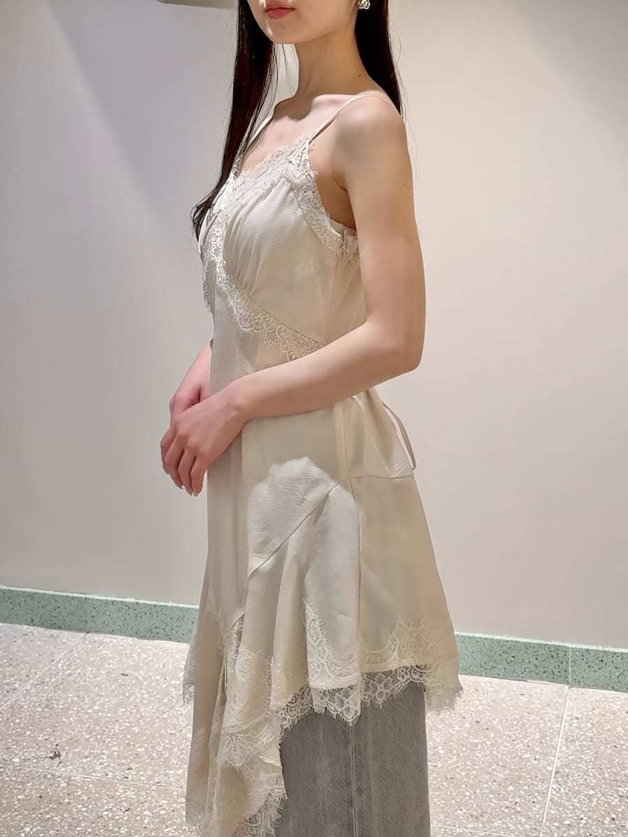 ベージュ系のテーラードジャケット、グレー系のデニムパンツ、ホワイト系のキャミソールを着用したレディースの春コーディネートの6枚目の写真