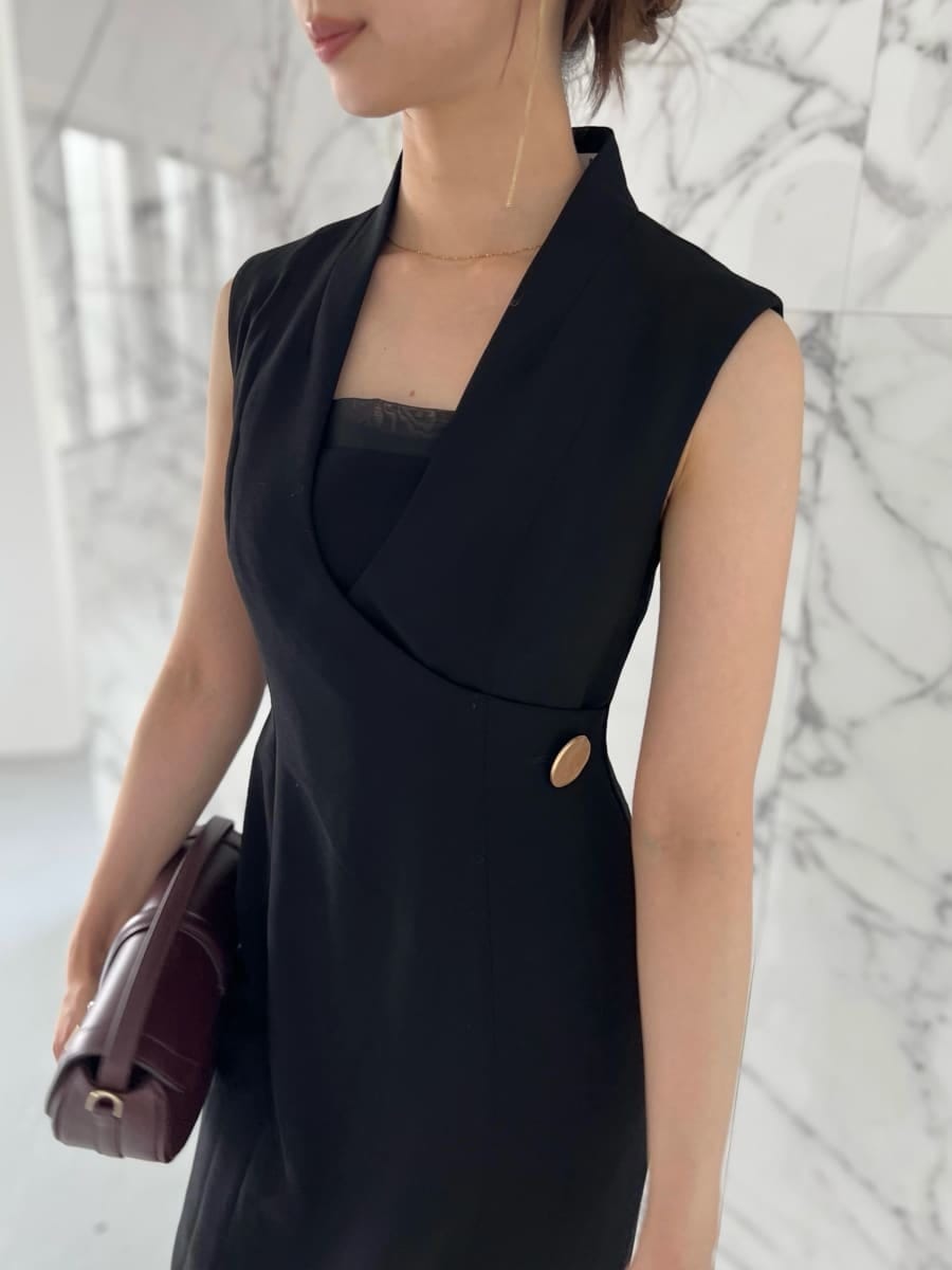 ブラック系のワンピース、ブラウン系のハンドバッグ、ブラウン系のブーツを着用したレディースの夏コーディネートの4枚目の写真