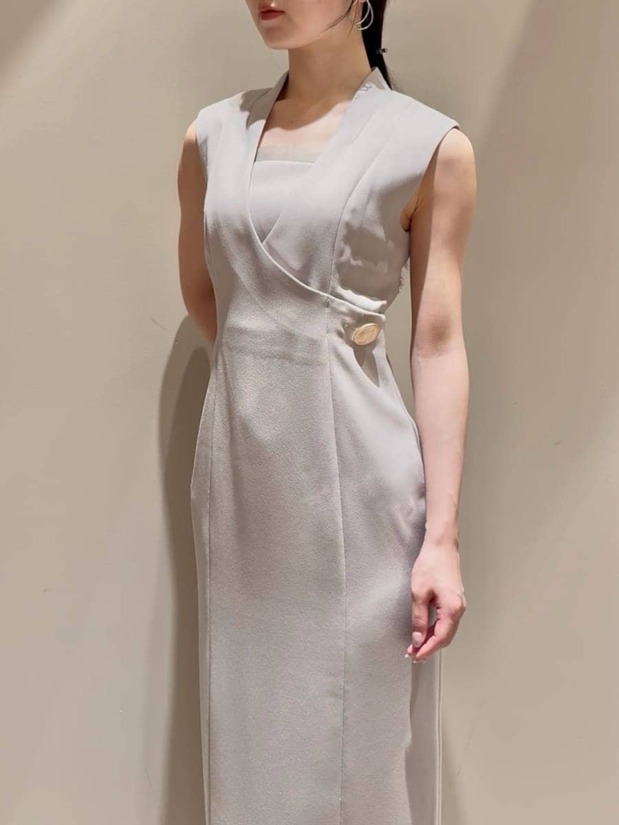 ベージュ系のワンピース、ホワイト系のサンダル、ホワイト系のハンドバッグを着用したレディースの夏コーディネートの4枚目の写真