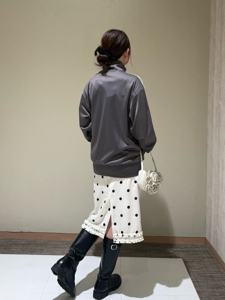 その他のスカート、その他のキャミソール、グリーン系のカーディガン/ボレロを着用したレディースの春コーディネートの6枚目の写真