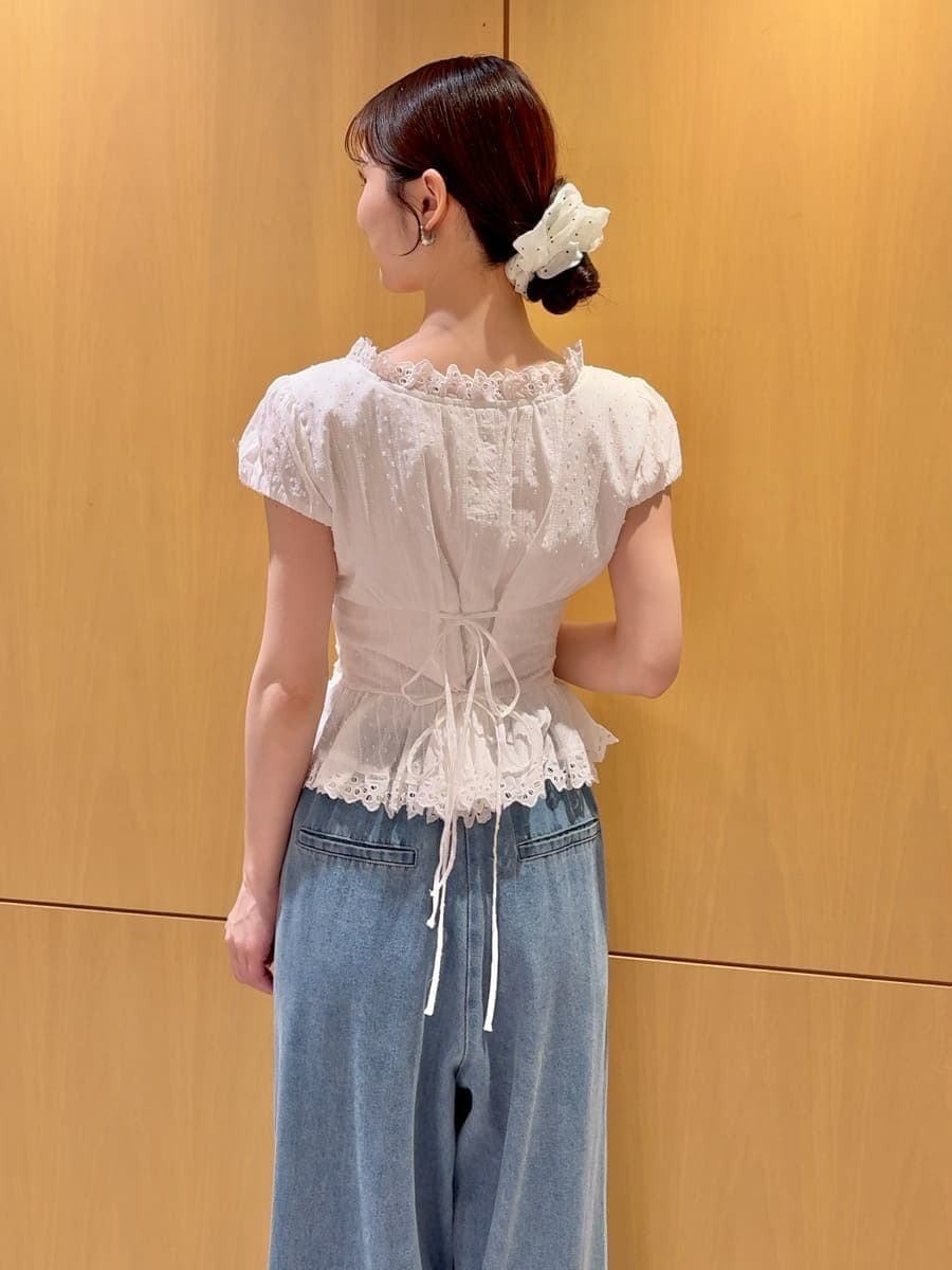 ブラック系のかごバッグ、ブルー系のその他パンツ、ホワイト系のシャツ/ブラウスを着用したレディースの春コーディネートの5枚目の写真