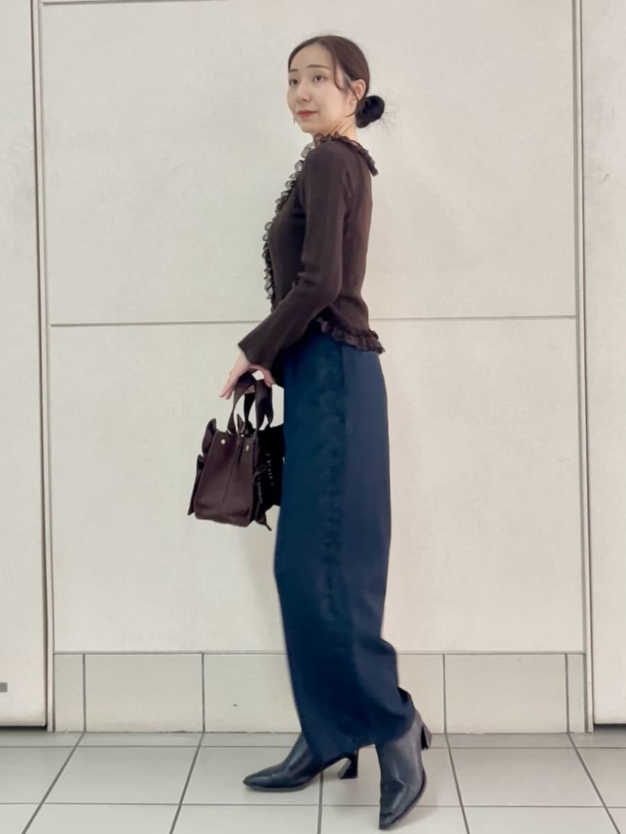 ブラウン系のハンドバッグ、ブルー系のその他パンツ、ブラウン系のニット/セーターを着用したレディースの夏コーディネートの3枚目の写真