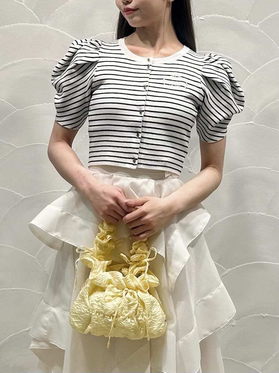 ホワイト系のスカート、その他のカーディガン/ボレロを着用したレディースの春コーディネートの5枚目の写真