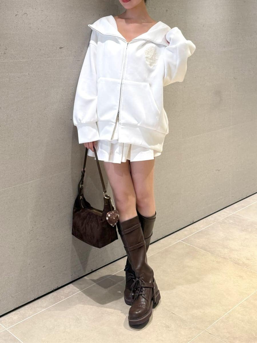 ホワイト系のその他パンツ、ホワイト系のパーカー、ブラウン系のブーツを着用したレディースの夏コーディネートの5枚目の写真