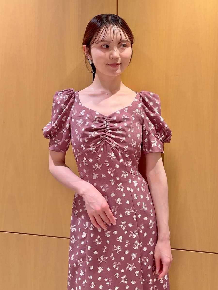 ピンク系のワンピース、ホワイト系のかごバッグ、その他のサンダルを着用したレディースの春コーディネートの4枚目の写真