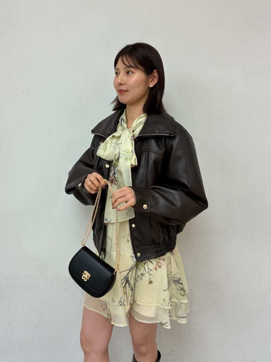 ブラウン系のブルゾン、イエロー系のワンピース、ブラック系のショルダーバッグを着用したレディースの冬コーディネートの5枚目の写真