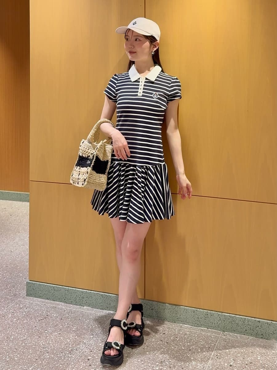 ブルー系のワンピース、ブラック系のサンダル、ブラック系のトートバッグを着用したレディースの夏コーディネートの2枚目の写真