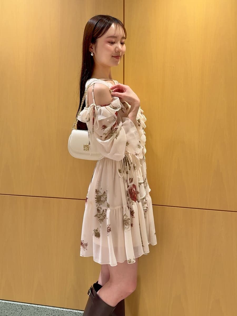 ホワイト系のショルダーバッグを着用したレディースの春コーディネートの5枚目の写真