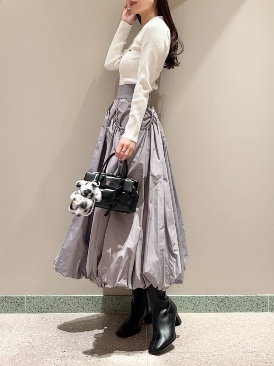 ホワイト系のニット/セーター、グレー系のスカート、ブラック系のボストンバッグを着用したレディースの秋コーディネートの3枚目の写真