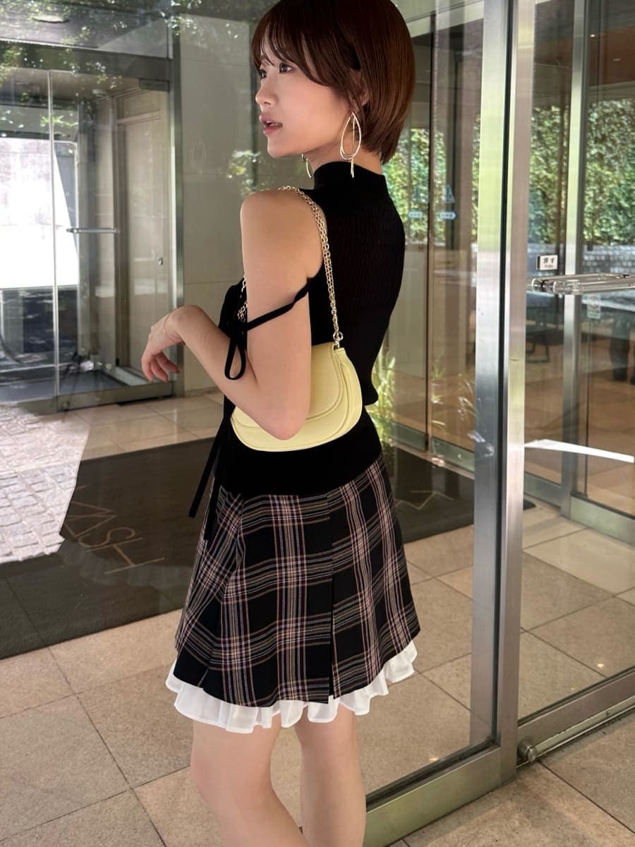 ブラック系のパンプス、イエロー系のショルダーバッグ、その他のその他パンツを着用したレディースの春コーディネートの5枚目の写真