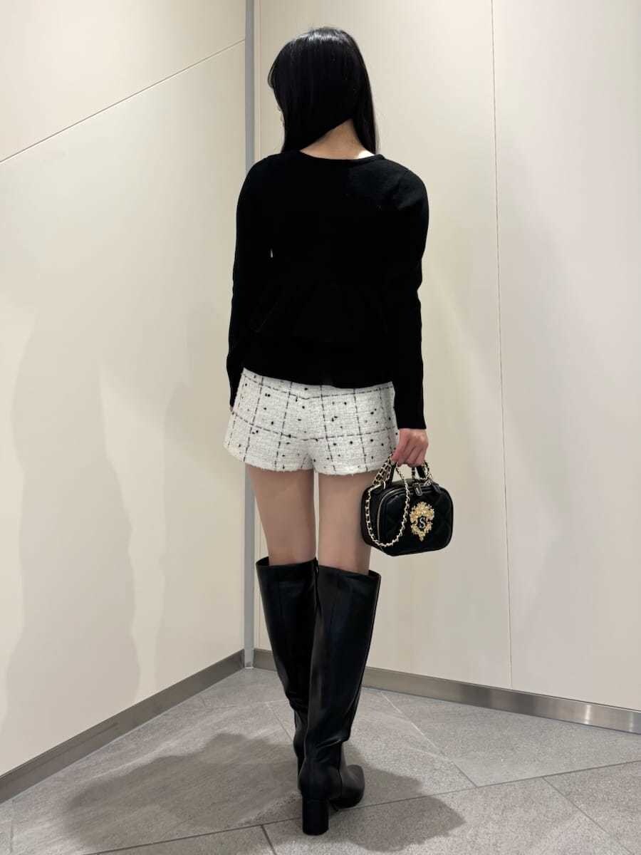 ホワイト系のその他パンツ、ブラック系のニット/セーター、ブラック系のブーツを着用したレディースの秋コーディネートの3枚目の写真