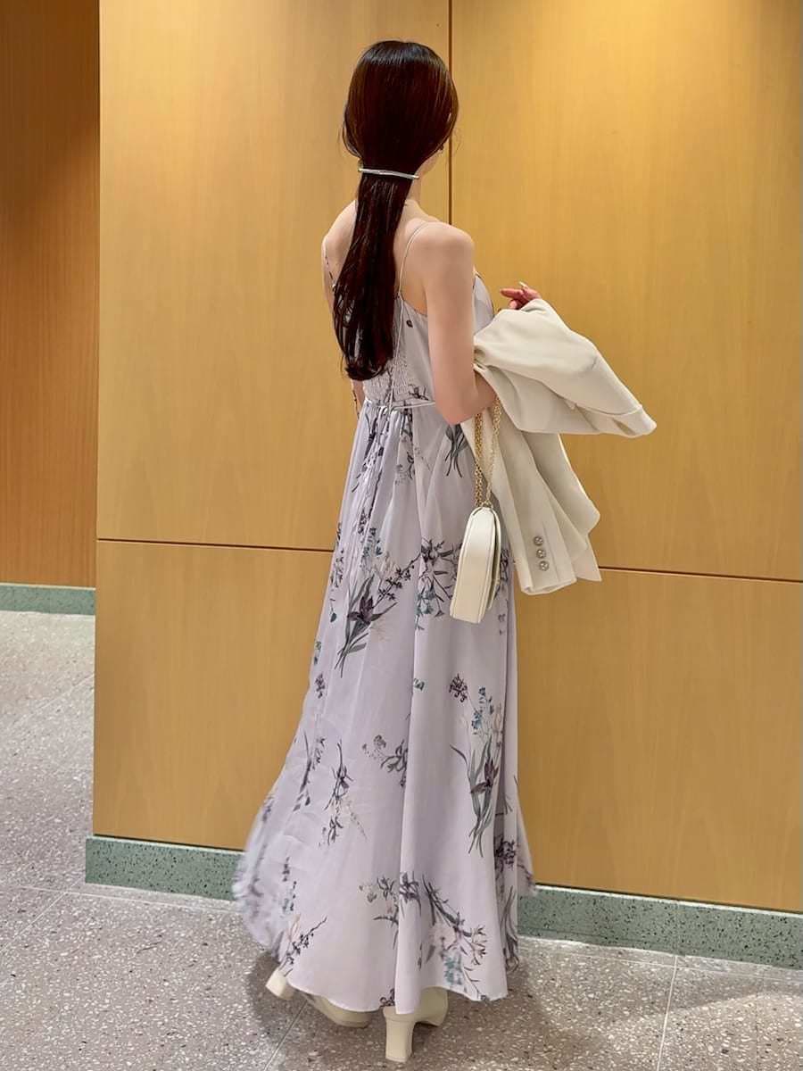 ホワイト系のテーラードジャケット、パープル系のワンピース、ホワイト系のショルダーバッグを着用したレディースの春コーディネートの5枚目の写真