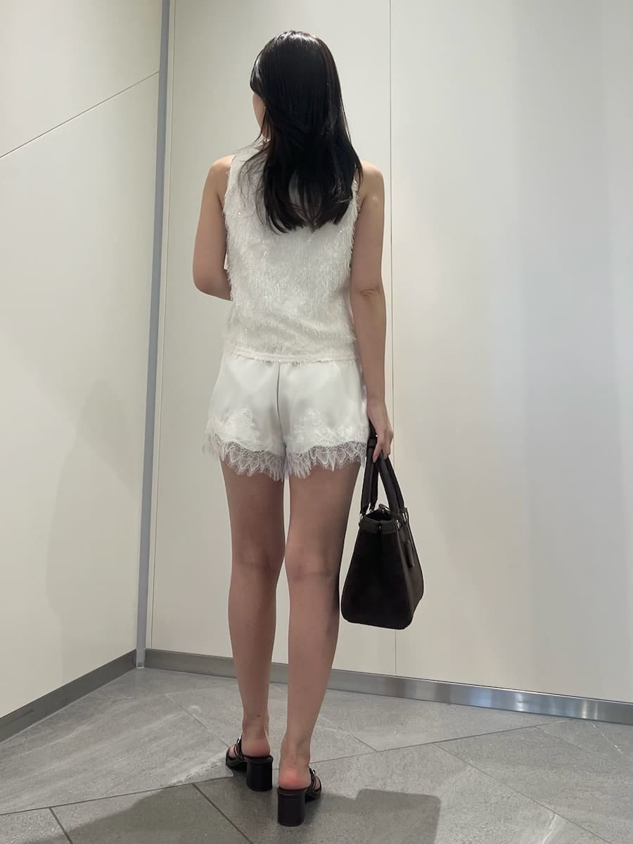 ブラウン系のサンダル、ブラウン系のハンドバッグ、ホワイト系のその他パンツを着用したレディースの夏コーディネートの3枚目の写真