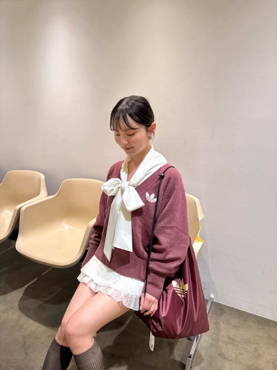 ホワイト系のその他パンツ、ホワイト系のシャツ/ブラウスを着用したレディースの秋コーディネートの6枚目の写真