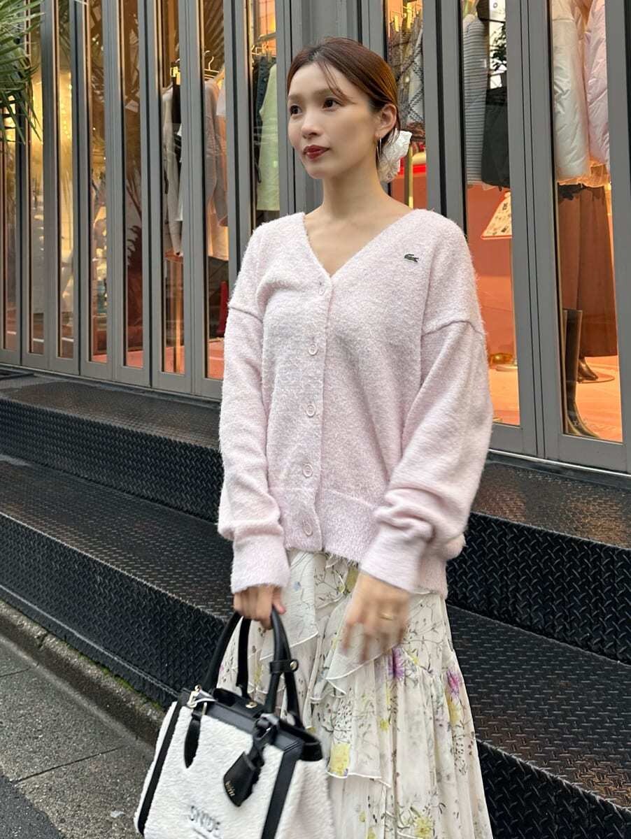 ピンク系のカーディガン/ボレロ、その他のスカート、ブラック系のハンドバッグを着用したレディースの秋コーディネートの2枚目の写真