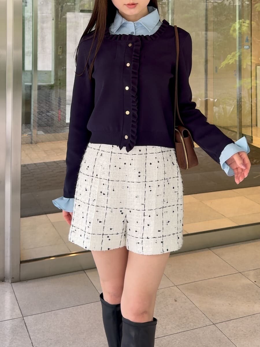 ホワイト系のその他パンツ、ブルー系のカーディガン/ボレロを着用したレディースの秋コーディネートの8枚目の写真