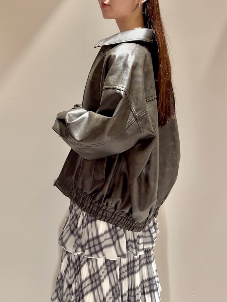 ブラウン系のブルゾン、その他のワンピース、ブラウン系のブーツを着用したレディースの秋コーディネートの5枚目の写真