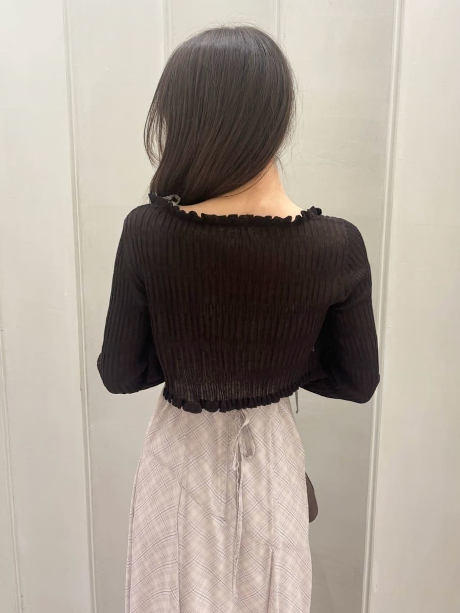 ブラウン系のハンドバッグ、ベージュ系のワンピース、ブラック系のサンダルを着用したレディースの夏コーディネートの5枚目の写真