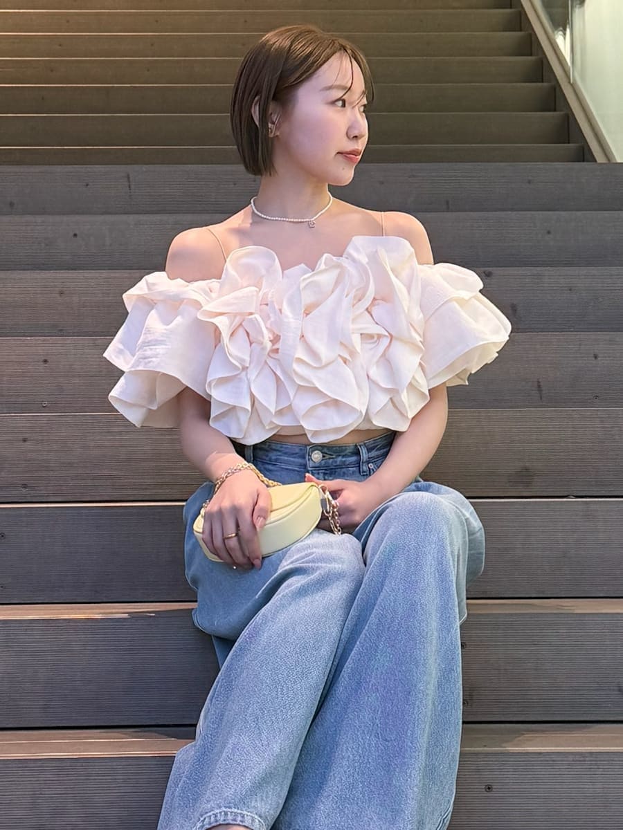 ホワイト系のシャツ/ブラウス、ブラウン系のパンプス、イエロー系のショルダーバッグを着用したレディースの冬コーディネートの2枚目の写真