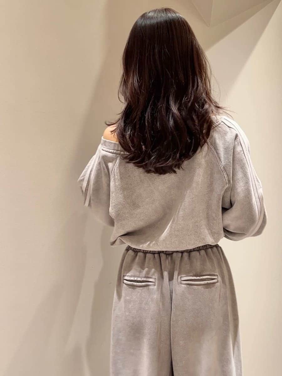 グレー系のスウェットパンツ、グレー系のスウェットを着用したレディースの秋コーディネートの6枚目の写真