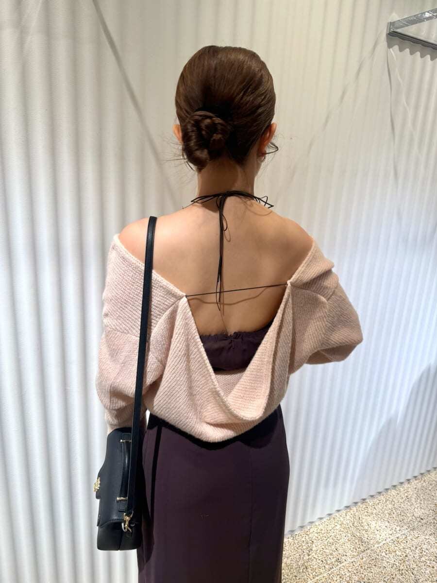 ピンク系のワンピース、ブラック系のショルダーバッグ、その他のイヤリングを着用したレディースの秋コーディネートの6枚目の写真