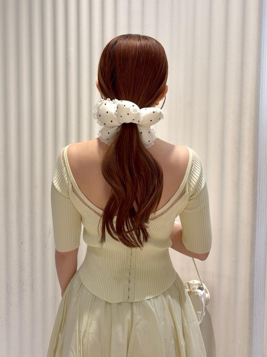 ホワイト系のハンドバッグ、ホワイト系のパンプス、ゴールド系のイヤリングを着用したレディースの春コーディネートの9枚目の写真