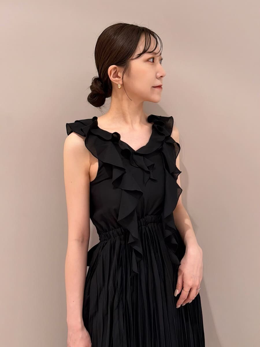 ベージュ系のハンドバッグ、その他のサンダル、ブラック系のワンピースを着用したレディースの夏コーディネートの5枚目の写真